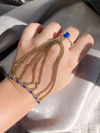 Браслет с кольцом на цепи и синими фианитами