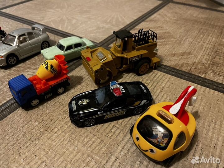 Машинки 40 штук и знаки