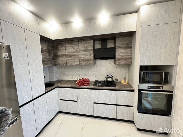 Угловая кухня под потолок на заказ