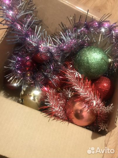 Елочные игрушки и гирлянды