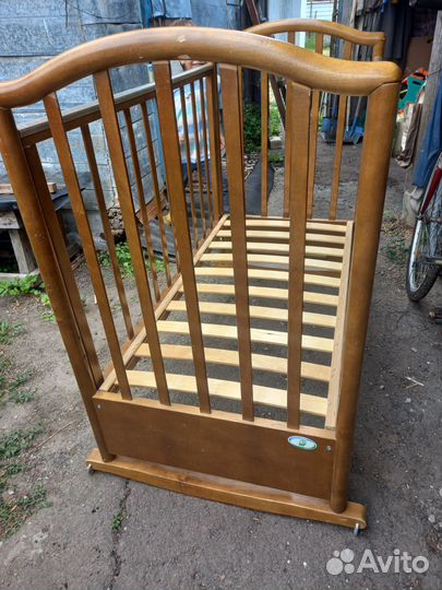 Детская кроватка с маятником