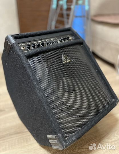 Басовый комбоусилитель behringer ultrabass BXL1800