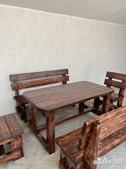 Стол и стулья