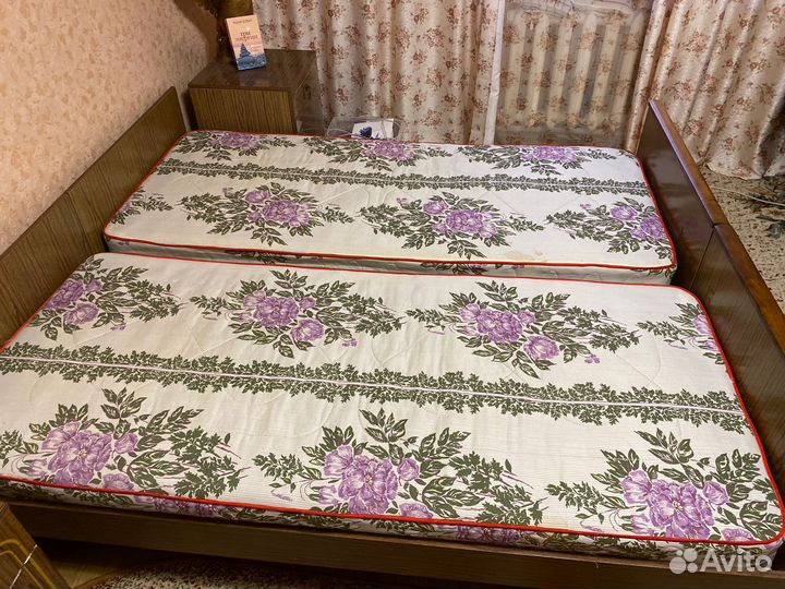 Кровать двухспальная с матрасом