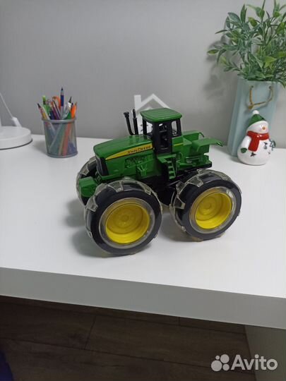 Трактор john deere со светящимися колесами
