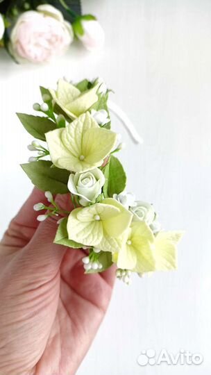 Ободок и бутаньерка с цветами на выпускной