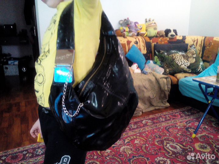 Продаётся женская лаковая сумка из кожи