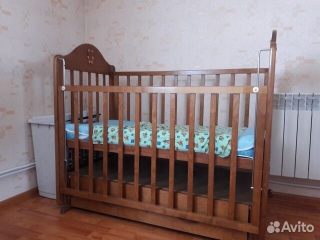 Детская кроватка с маятником и комодом