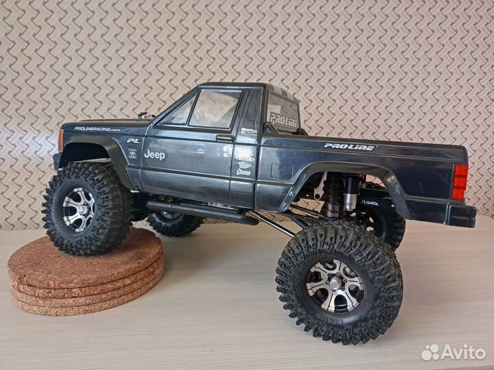 Радиоуправляемая модель Axial scx10