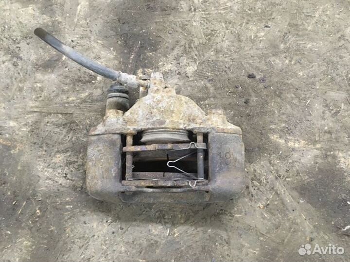 Суппорт передний правый Kia Avella седан 1.5