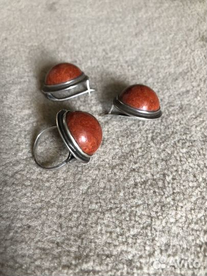 Серебряные серьги и кольцо с кораллом