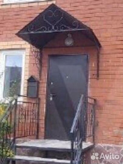 Козырек над дверью крыльцом