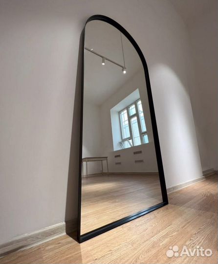 Зеркало в металлической раме