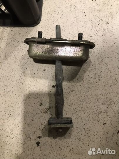 Ограничитель двери Mitsubishi Diamante, левый пере