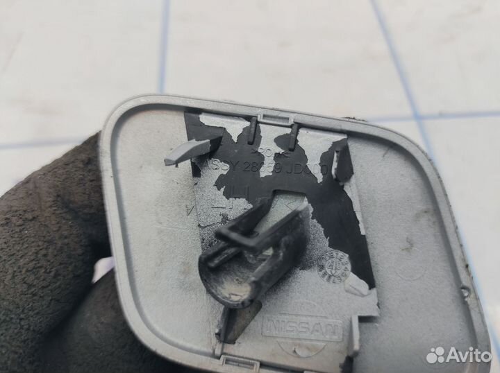 Крышка форсунки омывателя фары левая Nissan Qashqa