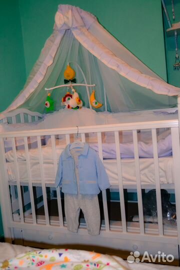 Детская кроватка с маятником