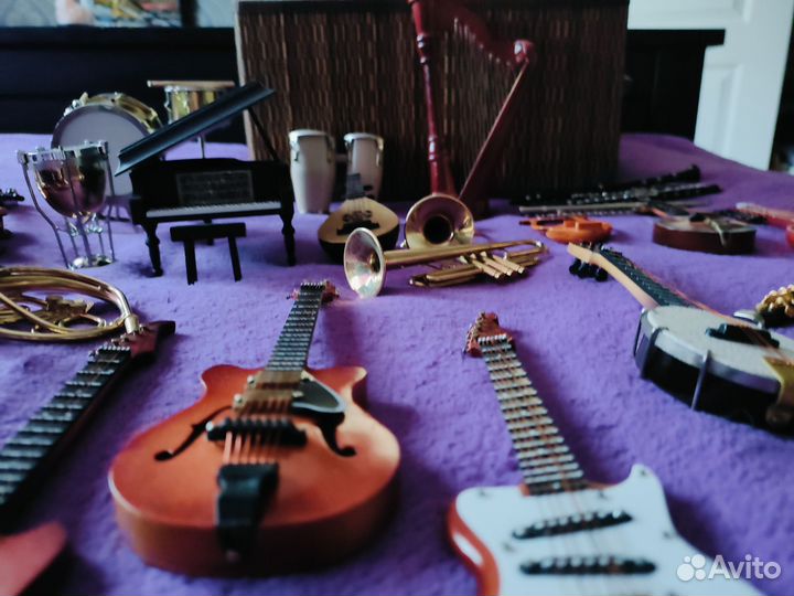 Коллекция миниатюрных музыкальных инструментов