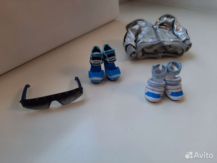 Аксессуары от куклы Rainbow High