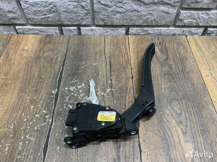 VW Touareg NF Педаль газа