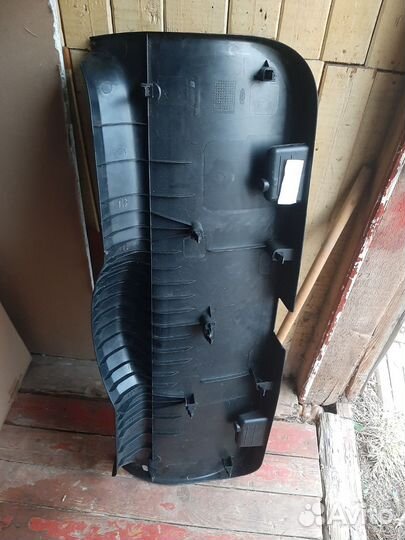 Пластик крышки багажника на форд фокус 2