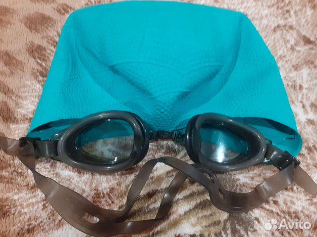 Очки и шапочка для плавания