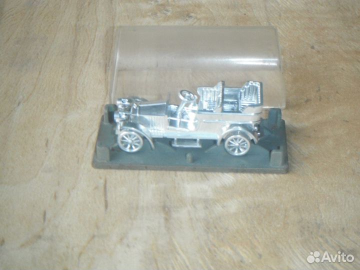 Старинная машина в футляре