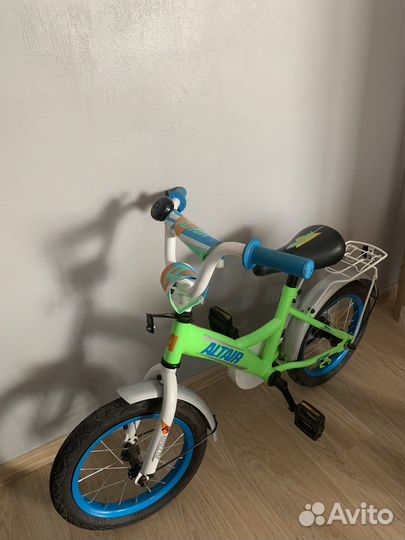 Велосипед Altair 14 с дополнительными колесами
