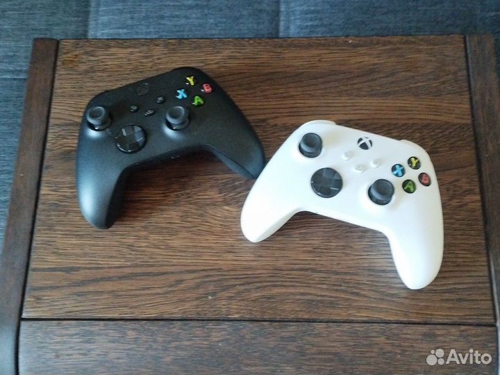 Xbox series X с двумя геймпадами