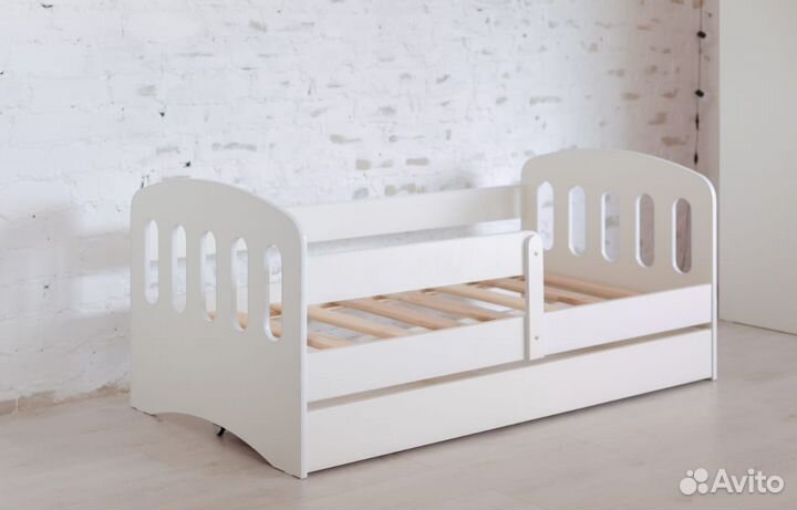 Кроватка от 2х лет с бортом софа цвет ламинат
