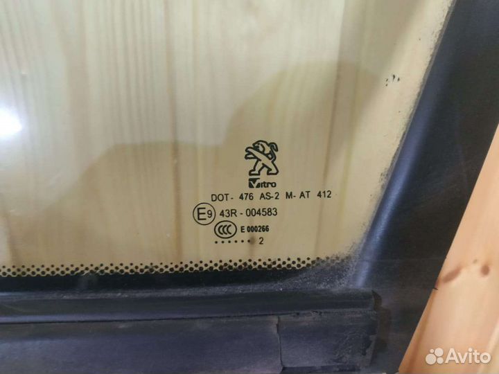 Стекло передней двери Пежо 408