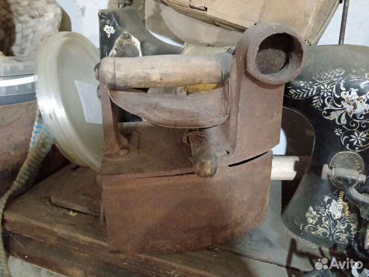 Утюг угольный с трубой