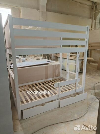 Двухъярусная детская кровать с мягкими спинками