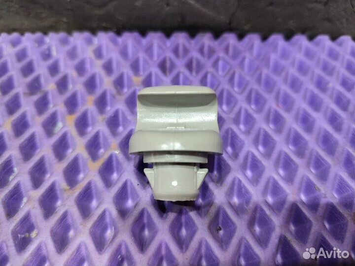 Кронштейн козырька солнцезащитного передний правый