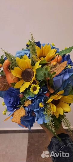 Композиция из искусственных цветов