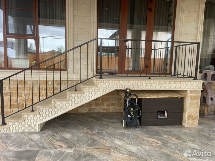 Металлические перила для крыльца