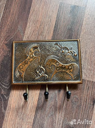 Вешалка чеканка