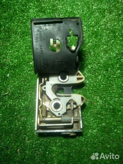Замок задней правой двери Audi 80 b3