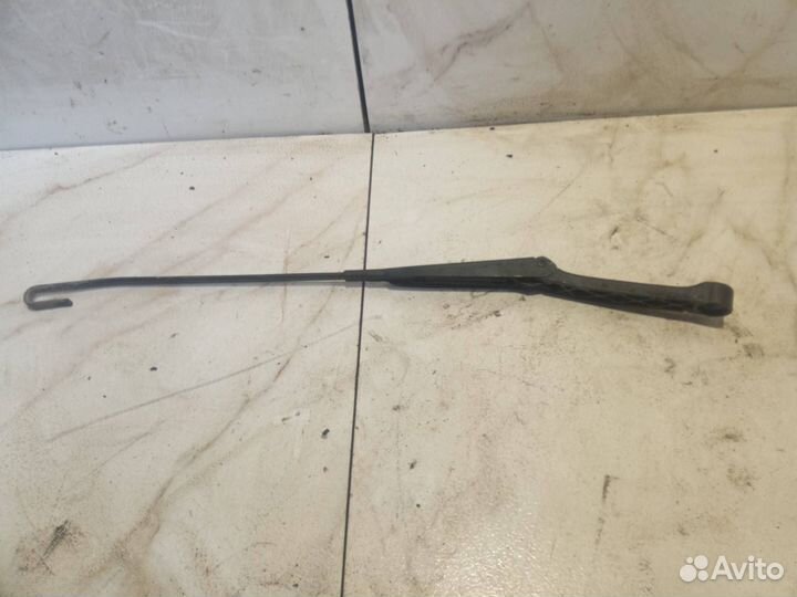 Поводок стеклоочистителя правый Audi 100 4A/C4 4A2