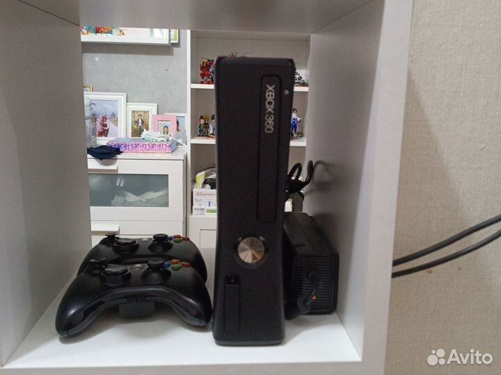 Xbox 360 с 2 джойстиками и камерой с пакетом игр