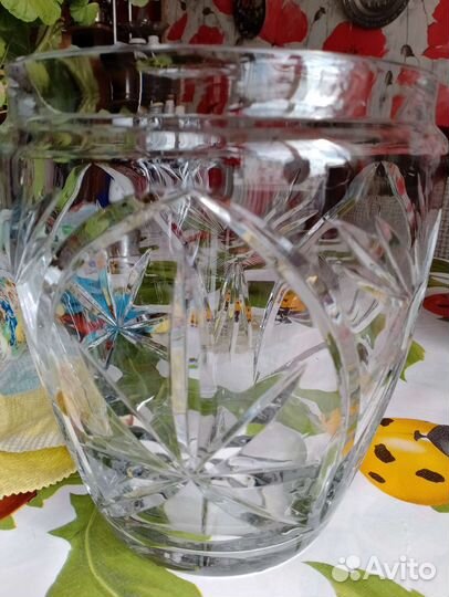 Большая хрустальная ваза для цветов