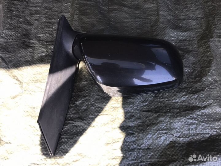 Боковое зеркало на Toyota Wish