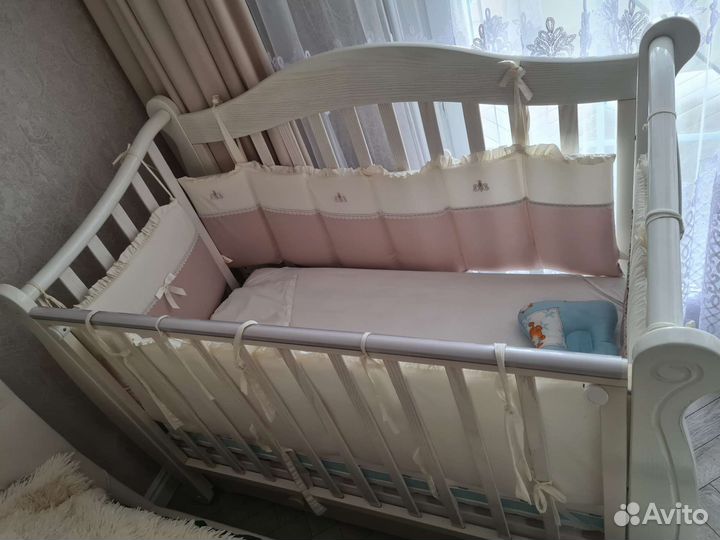 Детская кроватка с маятником