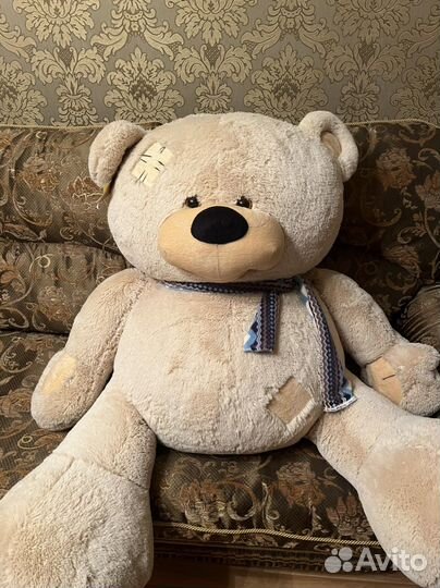 Большой плюшевый медведь