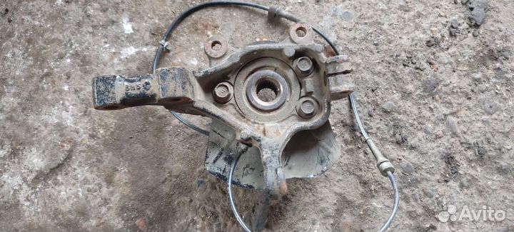 Кулак поворотный левый nissan tiida