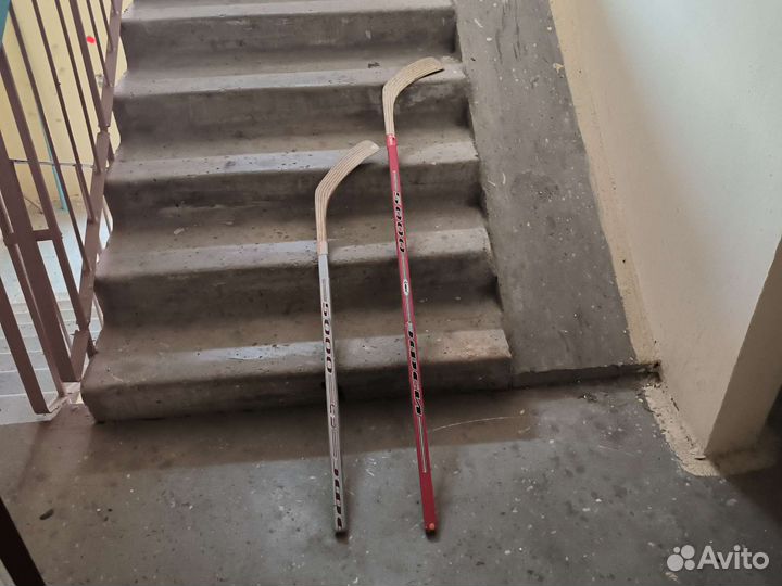 Клюшки и шайбы