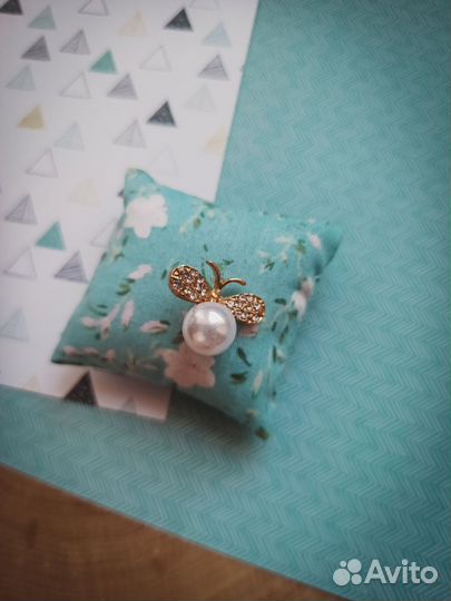 Брошь пчела