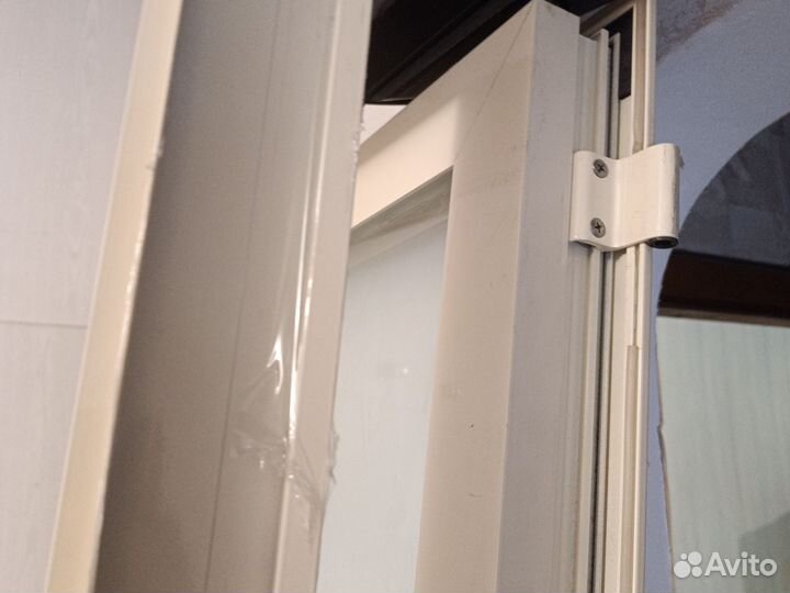 Дверь аллюминиевая со стеклом