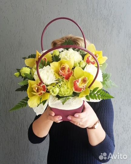 Сумочка с орхидеями, диантусами и лизиантусами