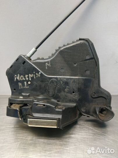 Замок двери передний левый Toyota Matrix ZZE132