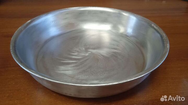 Невысокая ёмкость для кормления животных